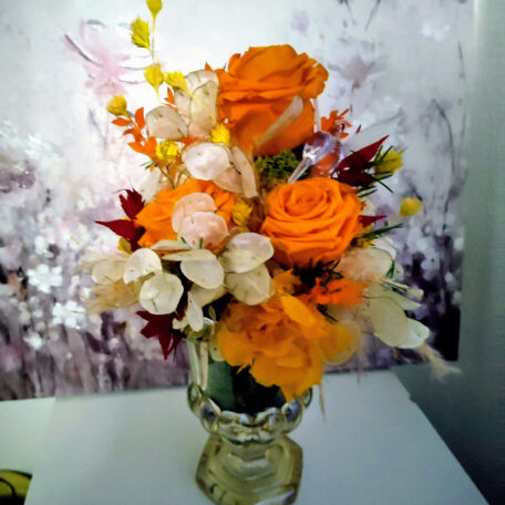 Arrangement aus stabilisierten, orangen Rosen