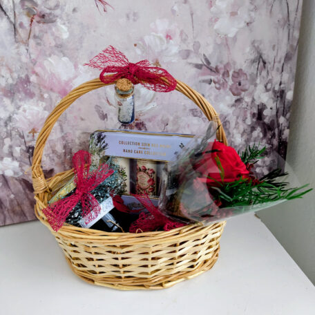 Geschenkkorb mit stabilisierter Rose