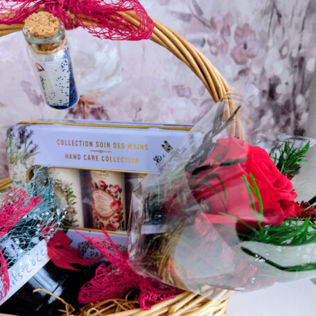 Geschenkkorb mit stabilisierter Rose