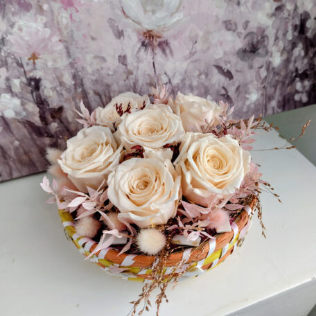 Blumenkorb mit stabilisierten Rosen