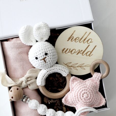 Boîte cadeau bébé fille rose 