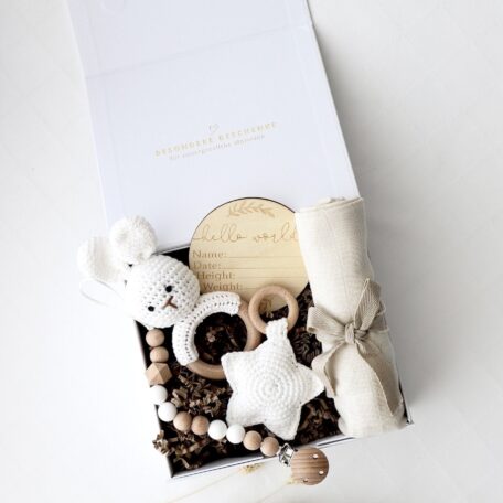 Boîte cadeau bébé couleurs neutres 