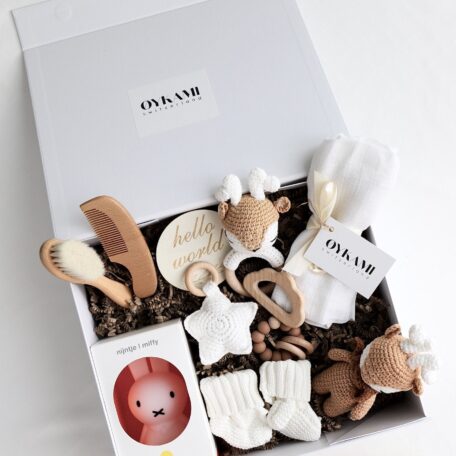 Boîte cadeau bébé couleurs neutres 