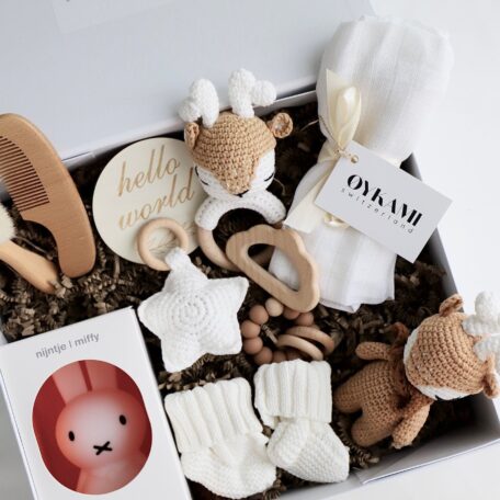 Boîte cadeau bébé couleurs neutres 