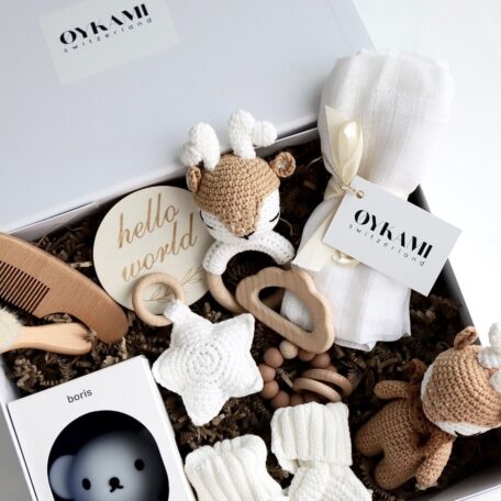 Boîte cadeau bébé couleurs neutres 