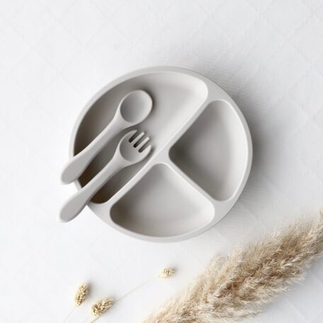 Silikon-Essteller mit Unterteilung mit Gabel und Löffel grau