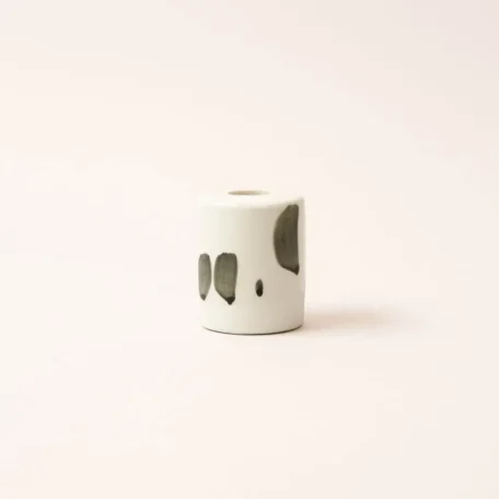 Keramik Kerzenständer, weiss mit schwarzen Pinseleffekten