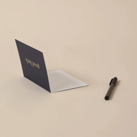 Carte à volet bleu foncé “good luck”