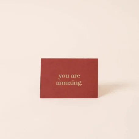 Carte à volet rouge foncé “you are amazing”.”