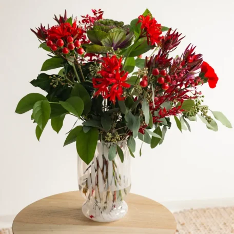 Vase en verre avec un motif blanc discret