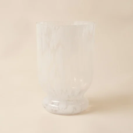 Vase en verre avec un motif blanc discret