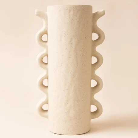 Grand vase à la surface granuleuse