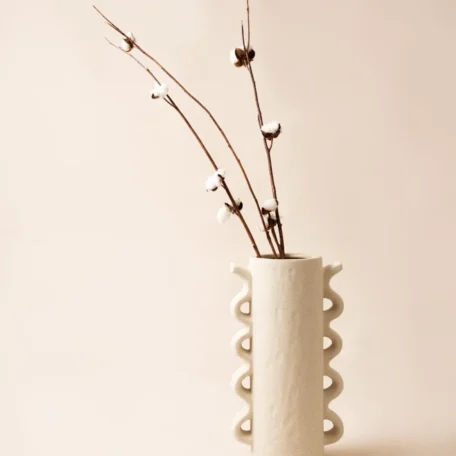 Grand vase à la surface granuleuse