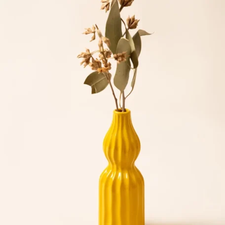 Petit vase rainuré, style rétro, jaune