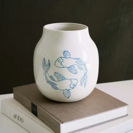 Vase en céramique blanc cassé, motif carpe koï