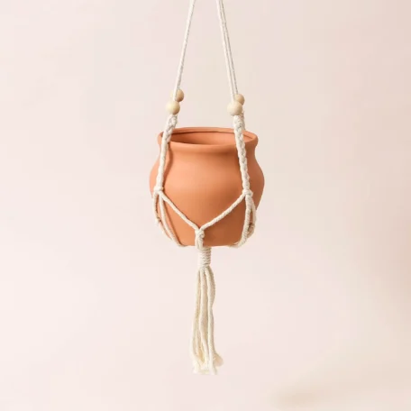 Terracotta-Topf mit Makramee