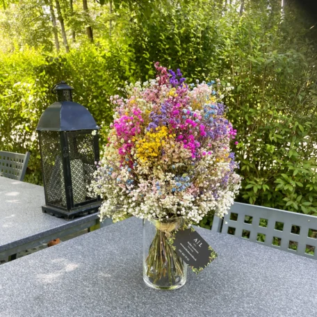 Bouquet de fleurs séchées « Rainbow » à base de gypsophile, avec vase