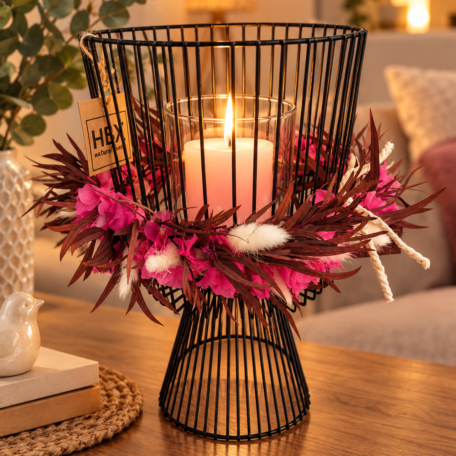 Metalllaterne mit Trockenblumen